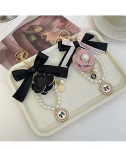 Détail d'un porte-clés nœud camélia avec perles et éléments de design de luxe