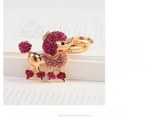 Gros plan du porte-clés caniche en strass rose avec base dorée et cristaux brillants