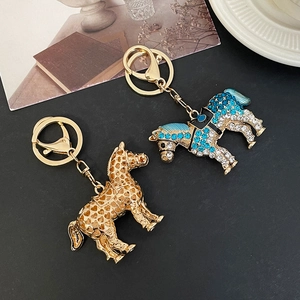 Porte-clés cheval en alliage doré avec cristaux étincelants et motif cœur ajouré