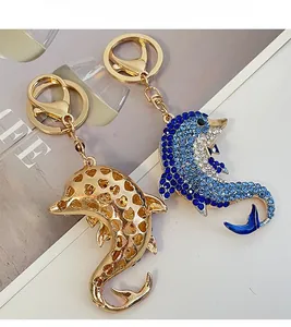Details der Delfin-Schlüsselanhänger mit Herz-Ausschnitt und blauen Strass-Verzierungen