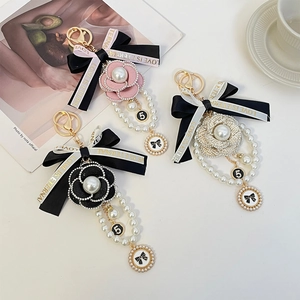 Porte-clés Élégant Fleur de Camélia Nœud Künstliche Perles de Culture pour Femmes Charme de Sac Ruban Luxe Pendentif Numéro 5 Anneau Métallique