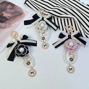 Lot de porte-clés élégants fleur de camélia et nœud avec perles en trois couleurs douces