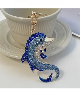 Detailaufnahme des Delfin-Schlüsselanhängers mit blauen Strasssteinen und Goldhaken
