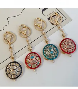 Vue détaillée de quatre porte-clés tortue colorés avec pierres œil de chat et cristaux