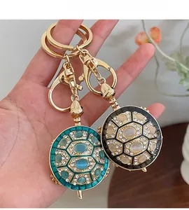 Détail du porte-clés tortue coloré avec strass, incrustation d'opale et fermoir doré