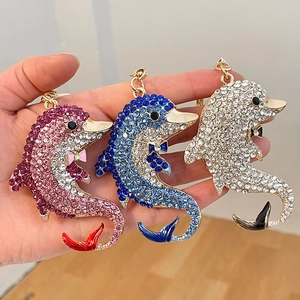 Funkelnder Kristall-Delfin-Schlüsselanhänger mit Strasssteinen in Pink und Blau