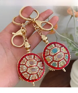 Gros plan d'un porte-clés tortue coloré avec des strass brillants et dorure