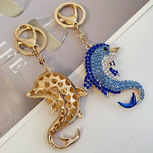 Ozean-Delphin-Schlüsselanhänger mit blauen Kristallen und goldenem Herz-Hohlmuster