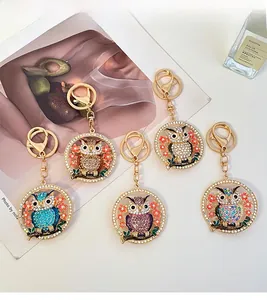 Groupe de cinq porte-clés hibou étincelants en strass de diverses couleurs avec mousquetons