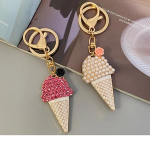 Détails de porte-clés cornet de glace dorés avec des strass roses et des perles
