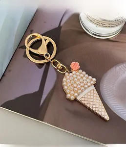 Gros plan du porte-clés crème glacée en perles avec rose rose et fermoir doré