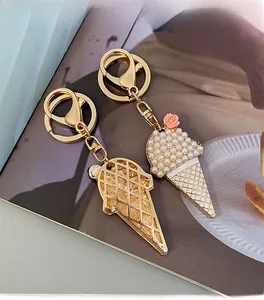 Détail d'un porte-clés crème glacée avec perles blanches et fleur rose élégante