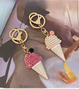 Détail de porte-clés crème glacée créatifs en perles et strass avec fermoir doré