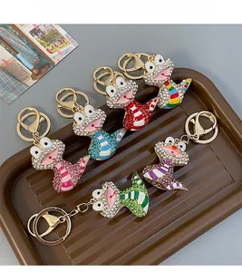 Vue détaillée de porte-clés serpent étincelants en strass dans six couleurs assorties