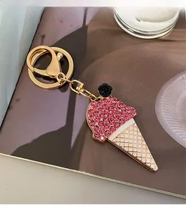 Détail du porte-clés glace en strass rose avec finition dorée et cône émaillé