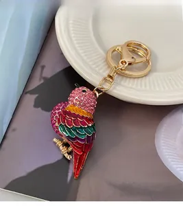 Detailansicht bunter Papageien-Schlüsselanhänger mit Emaille und glänzenden Strasssteinen