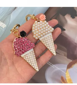 Détail de porte-clés en forme de cornet de glace avec cristal rose et perle blanche