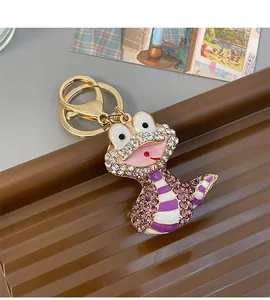 Détail d'un porte-clés serpent serti de strass brillants avec finition alliage doré