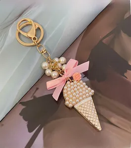 Détail du pendentif glace avec perles, ruban rose et fermoir en métal doré brillant