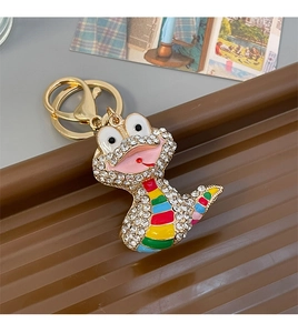 Détail du porte-clés serpent coloré en strass avec fermoir mousqueton doré et anneau