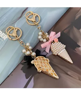 Détail de porte-clés crème glacée en perles avec nœuds et finition en métal doré chic