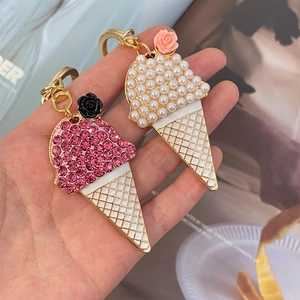Porte-clés crème glacée créatif avec cristaux roses et perles sur cône doré