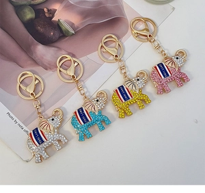Lot de quatre porte-clés éléphant thaïlandais colorés avec strass et anneaux dorés