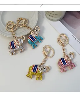 Gros plan de porte-clés éléphants en strass colorés avec détails du drapeau thaï