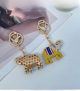 Vue détaillée d'un porte-clés éléphant thaïlandais avec strass jaunes et métal doré