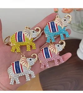 Gros plan détaillé du porte-clés éléphant thaïlandais avec cristaux colorés et gravure