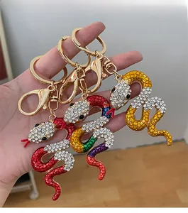 Detailansicht Schlangen-Schlüsselanhänger mit Strasssteinen, bunter Emaille und Karabiner