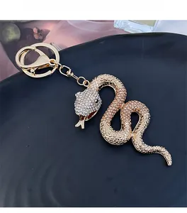 Vue détaillée du porte-clés serpent doré orné de cristaux avec fermoir mousqueton
