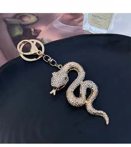 Vue détaillée du porte-clés serpent doré avec pavé de cristaux blancs étincelants