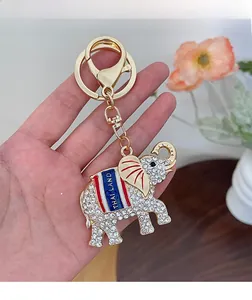 Détail d'un porte-clés éléphant thaïlandais avec cristaux blancs et métal doré
