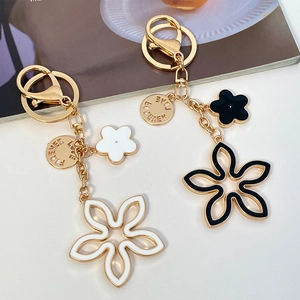 Chic four-leaf clover keychain with rhinestones and Love Forever engraving in gold finish