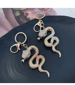 Détails de porte-clés serpent sertis de cristaux en argent et dégradé d'or rose