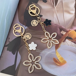 Sparkling crystal five-leaf clover keychain with gold engraving and lobster clasp