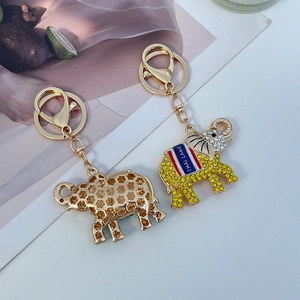 Porte-clés éléphant thaïlandais coloré avec strass jaunes et dos évidé en métal doré