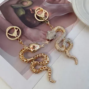 Porte-clés serpent du zodiaque doré avec cristaux étincelants et motifs métalliques ajourés