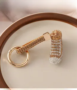 Vista macro dettagliata di un portachiavi a scarpa con strass su vassoio in ceramica