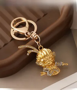 Vue détaillée du porte-clés doré Sun Wukong orné de strass brillants et étincelants