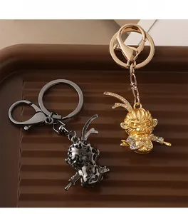 Vue détaillée des porte-clés Sun Wukong en finition or et noir avec diamants incrustés