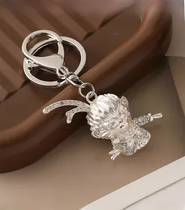 Gros plan détaillé du porte-clés Sun Wukong en argent avec incrustations de strass