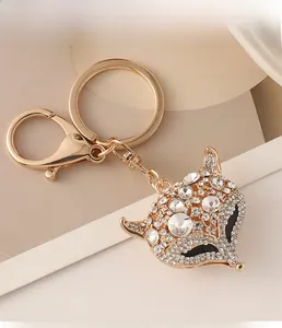 Dettaglio del portachiavi a volpe con strass brillanti e chiusura a moschettone