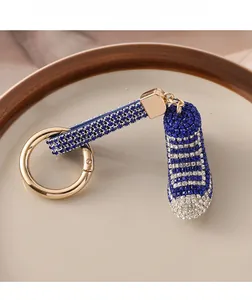 Dettaglio portachiavi a scarpa con strass blu reale e cinturino in cristalli brillanti