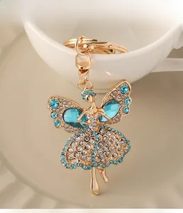 Dettaglio macro del portachiavi angelo danzante con cristalli blu e oro