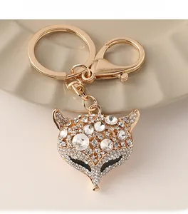 Dettaglio degli strass di cristallo sul portachiavi a volpe in oro rosa con moschettone