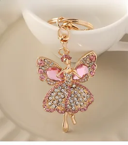 Portachiavi angelo scintillante con cristalli rosa appeso a una tazza di porcellana