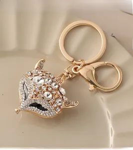Dettaglio di un portachiavi a forma di volpe con strass e placcatura in oro lucido