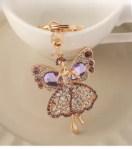 Dettaglio portachiavi angelo con ali di strass viola e finitura in metallo oro